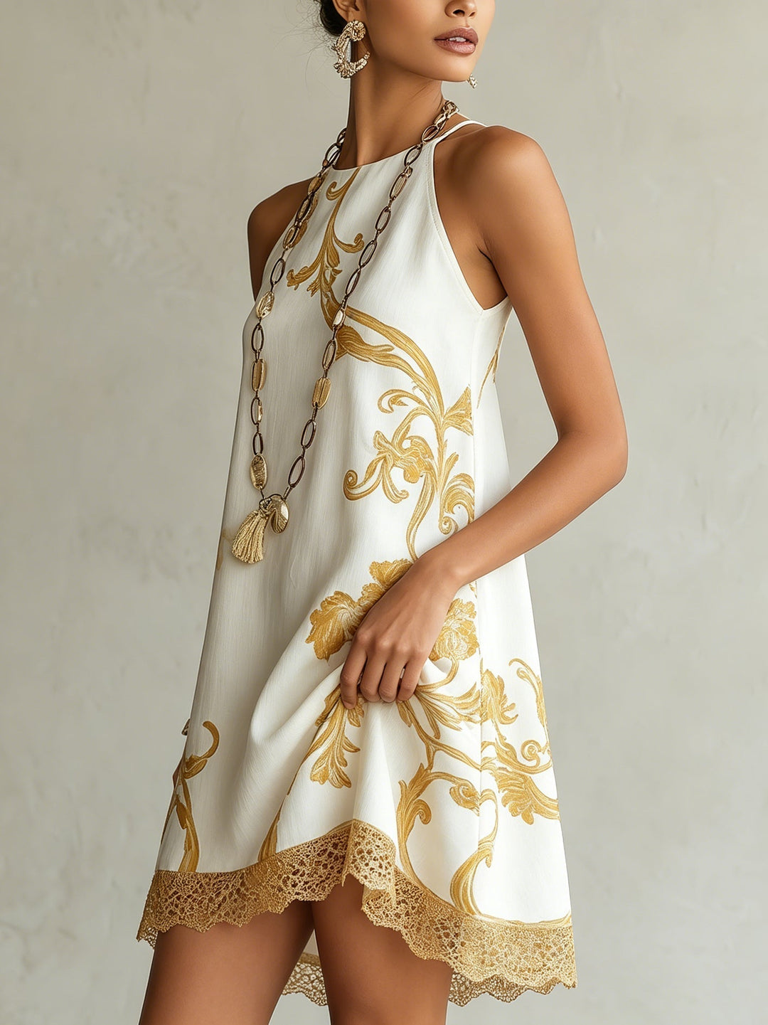 Héloïse | Weißes Spitzen-Minikleid mit goldenen Akzenten