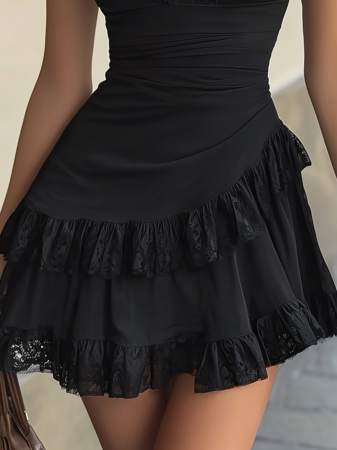 Estelle | V-Ausschnitt Mini-Kleid mit schwarzen Rüschendetails