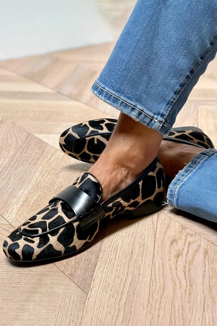 Mokassins Slip-On mit Farbblock und Kuhdruck in runder Spitze