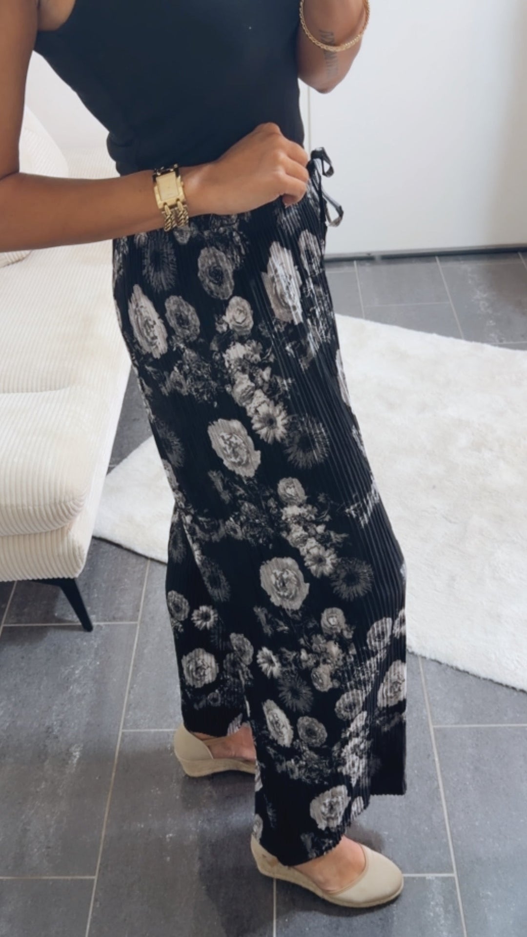 Leichte Plissee-Hose | Rosen-Muster Schwarz-Grau