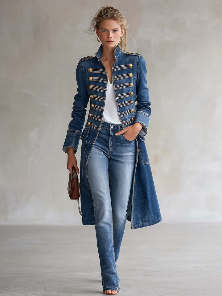 Joséphine | Offiziersmantel aus gewaschenem Denim, mit goldenen Knöpfen.