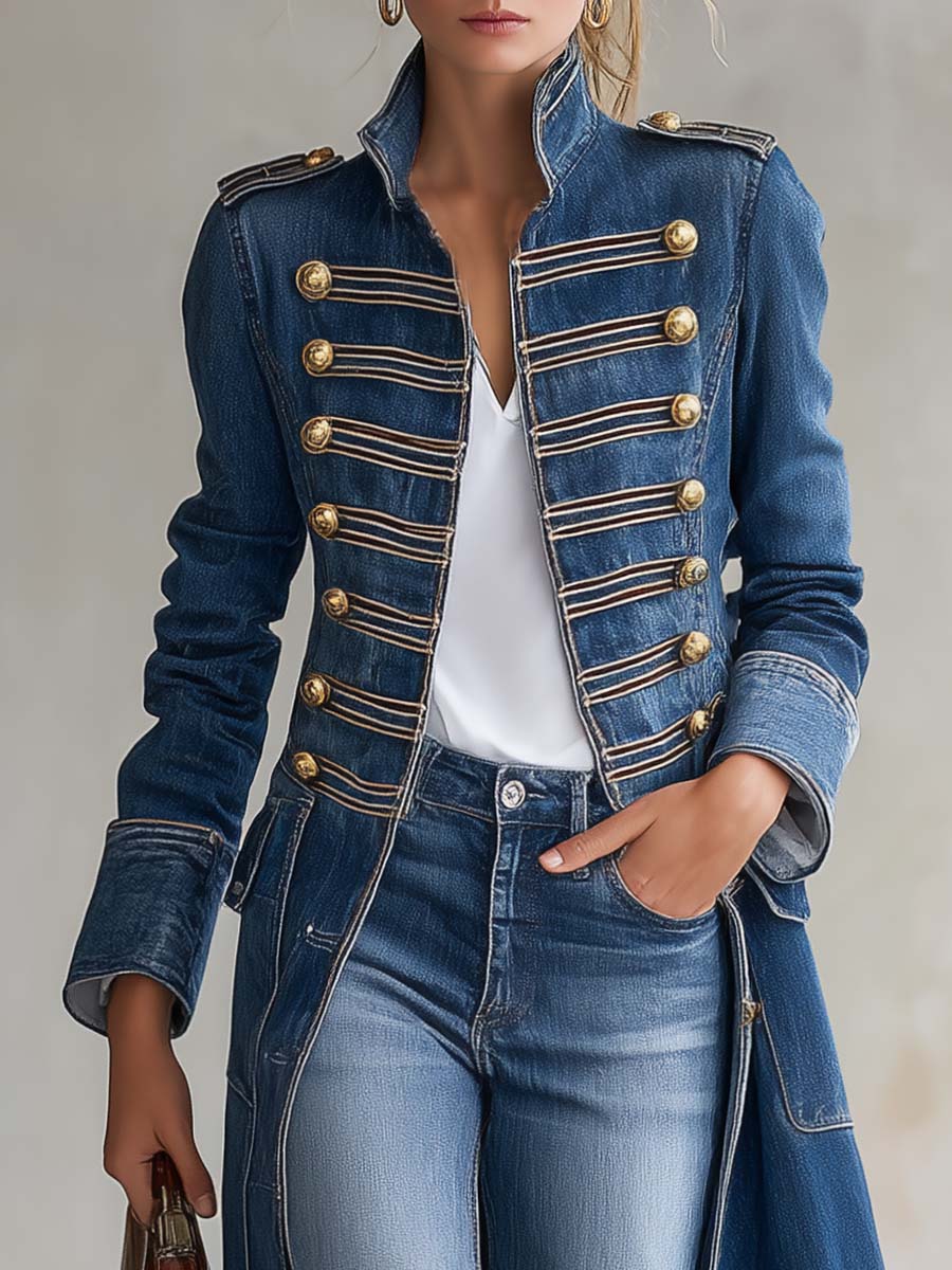 Joséphine | Offiziersmantel aus gewaschenem Denim, mit goldenen Knöpfen.