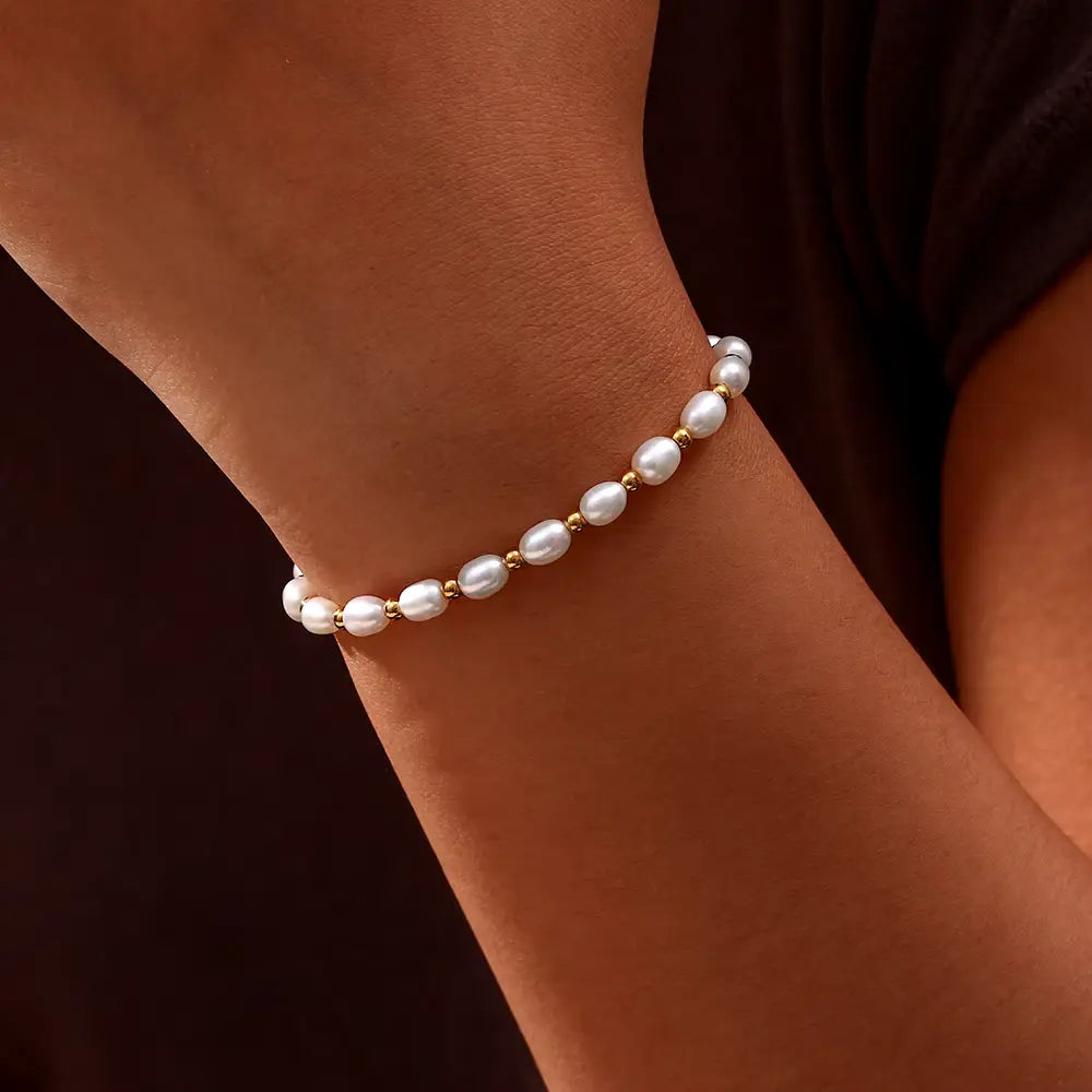Elegantes Armband aus Perlen und Gold