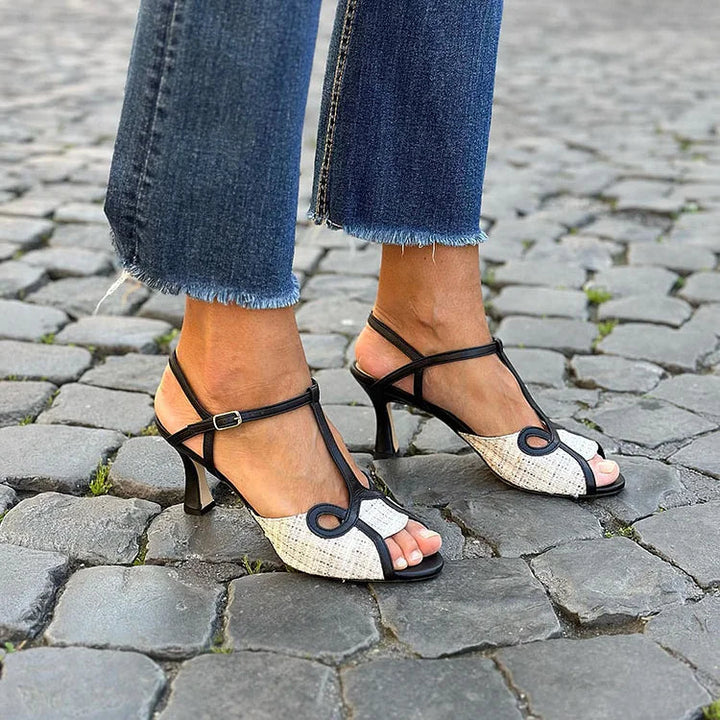 Kontrastierende offene Zehen-Pumps mit T-Riemen