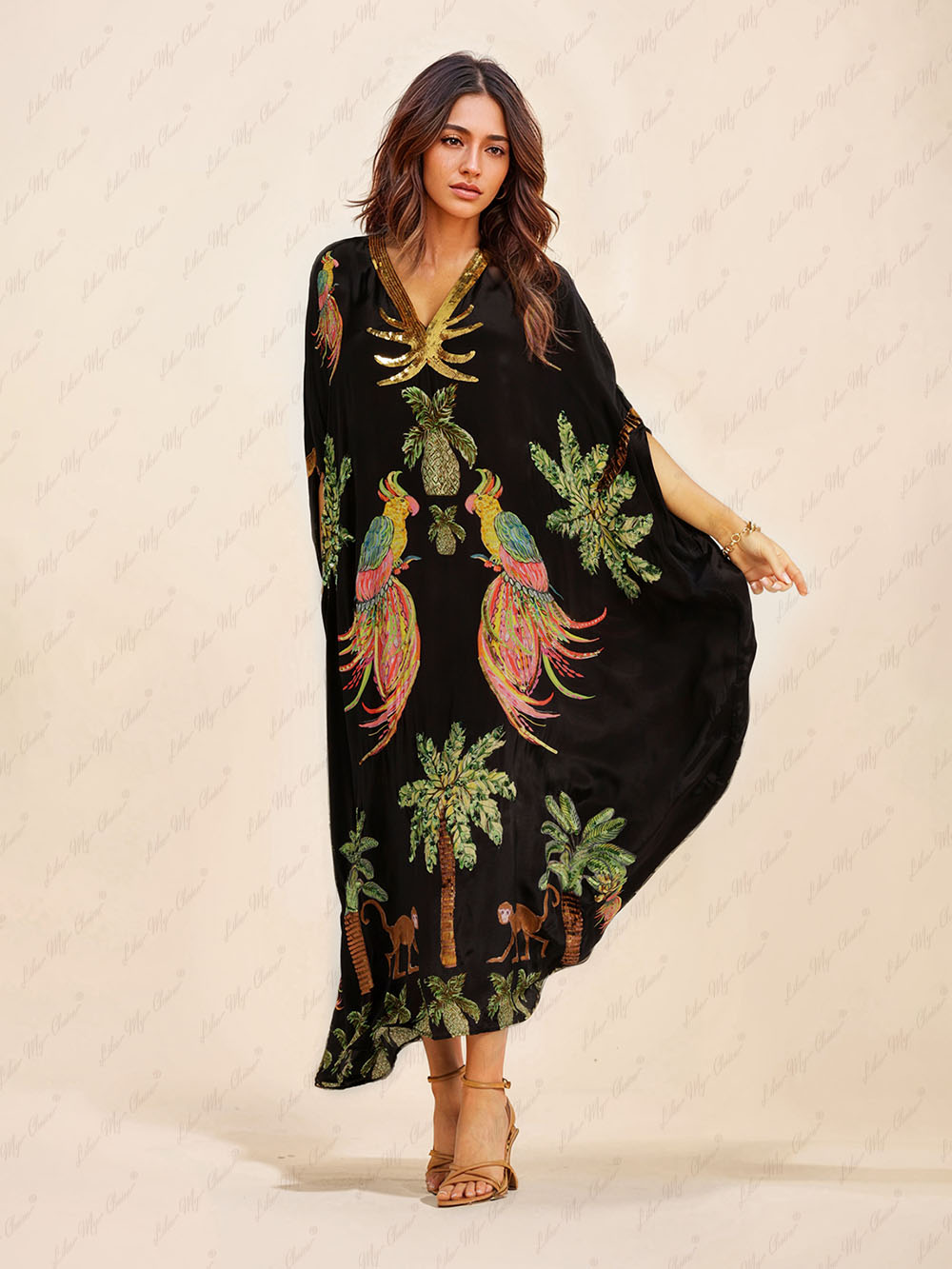 Robe mit schulterfreiem Schnitt