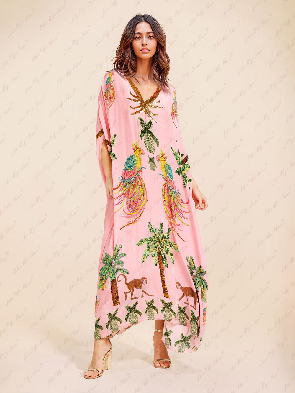 Robe mit schulterfreiem Schnitt