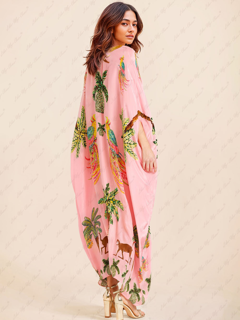 Robe mit schulterfreiem Schnitt