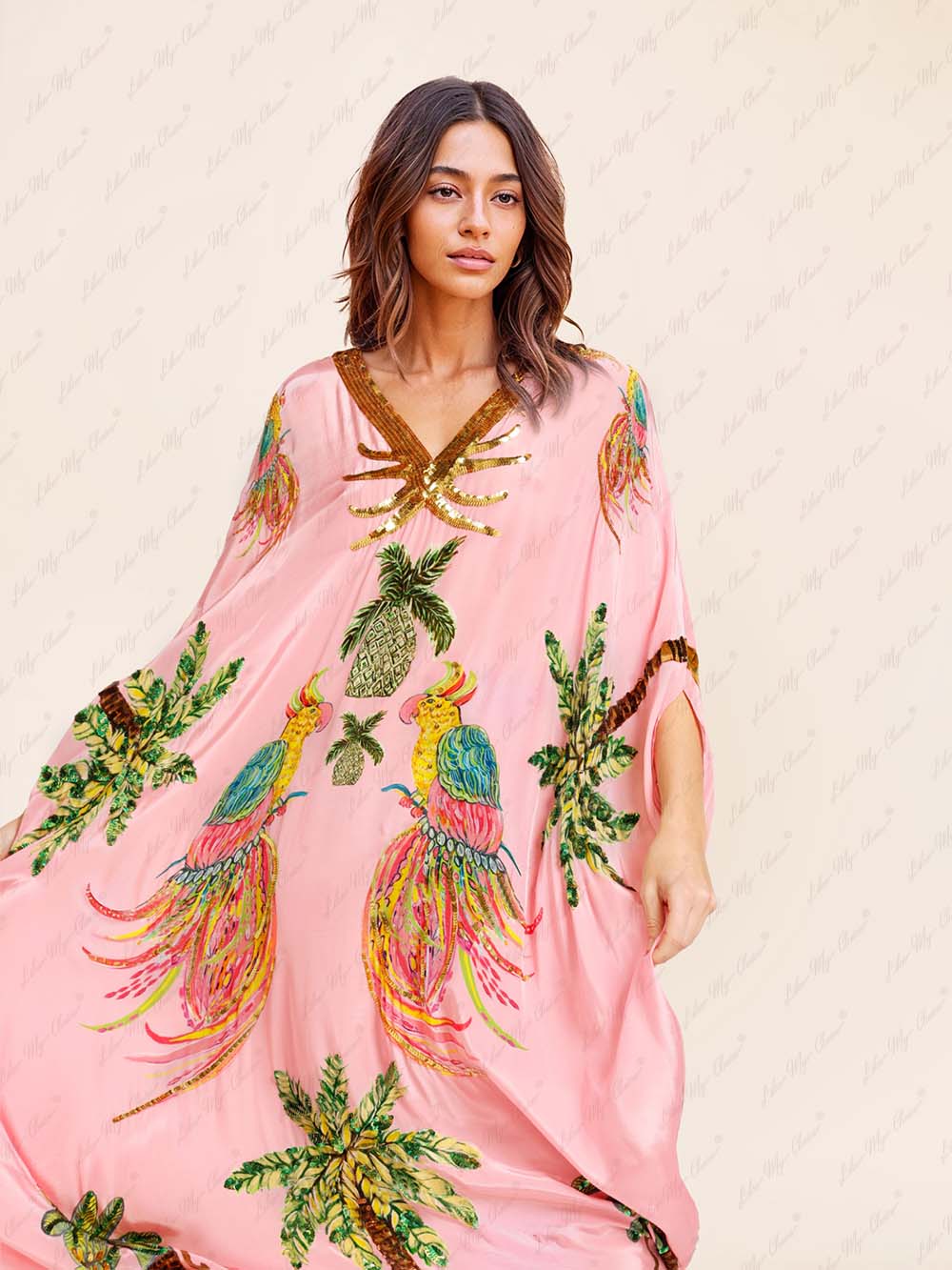 Robe mit schulterfreiem Schnitt