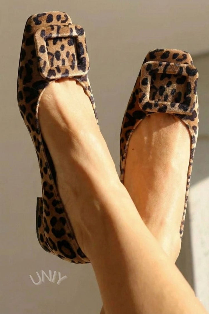 Ballerinas mit quadratischer Spitze aus Samt mit Schnalle