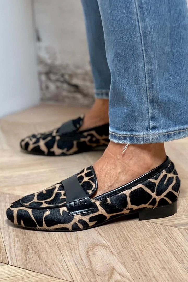 Mokassins Slip-On mit Farbblock und Kuhdruck in runder Spitze