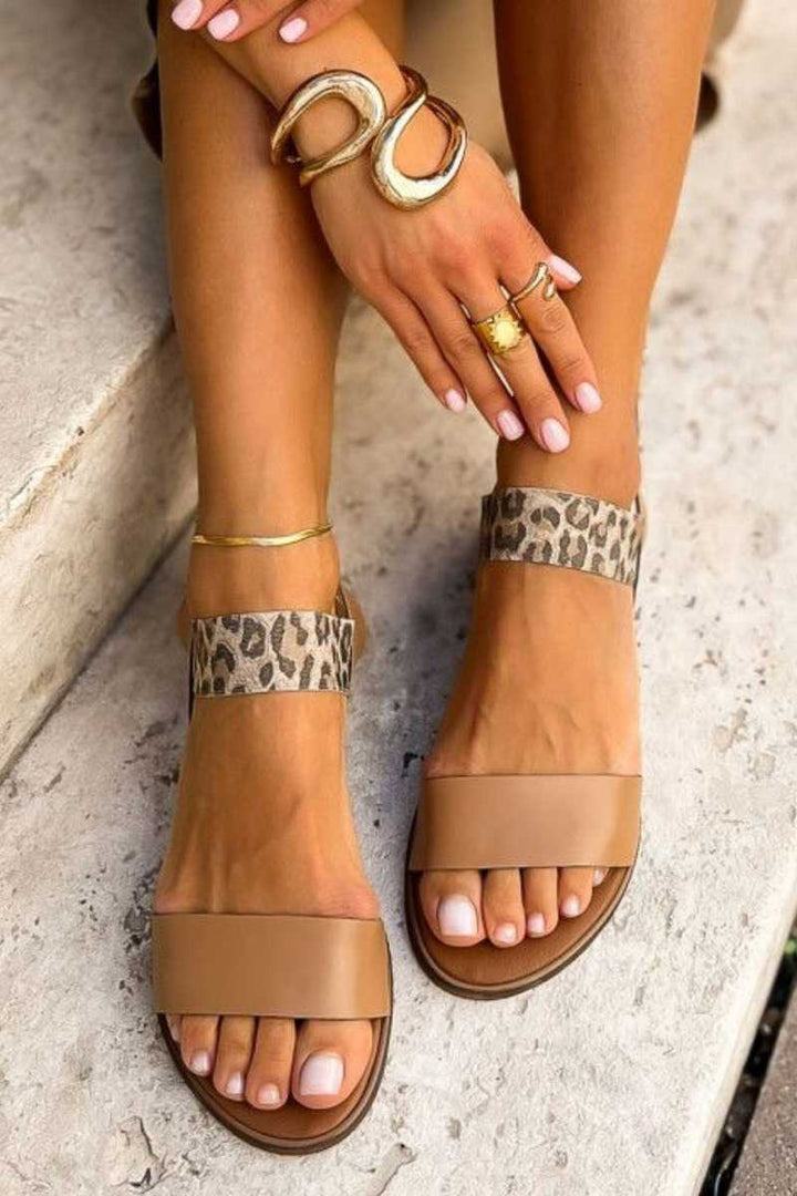 Niedrige Sandalen mit Leopardenmuster aus Kunstleder und elastischem Riemen