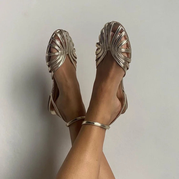 Ballerinas mit Cut-Outs und runder Spitze in einfarbig mit Knöchelriemen