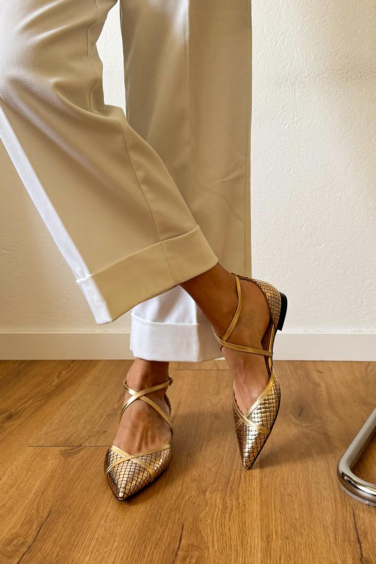 Glänzende metallisierte goldene Ballerinas mit Schnalle und gekreuzten Riemen