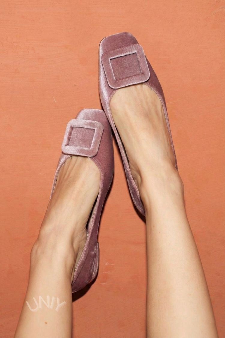 Ballerinas mit quadratischer Spitze aus Samt mit Schnalle