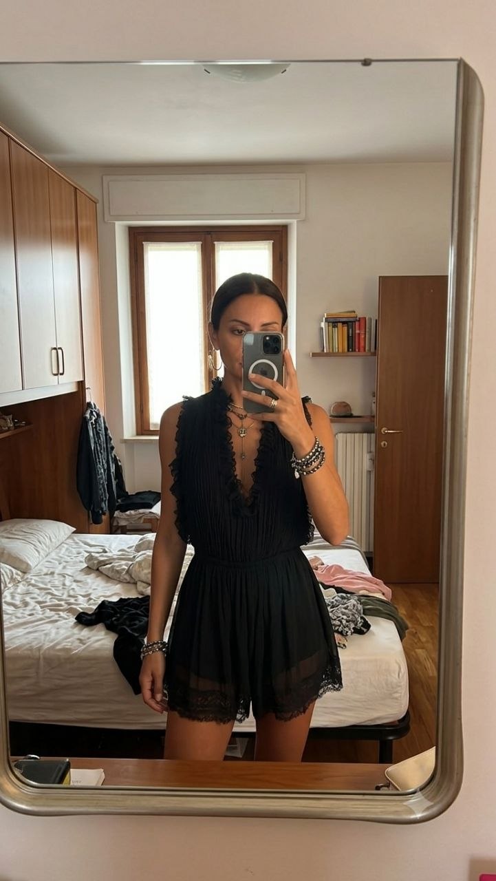Schwarzer plissierter Chiffon-Overall mit Rüschensaum