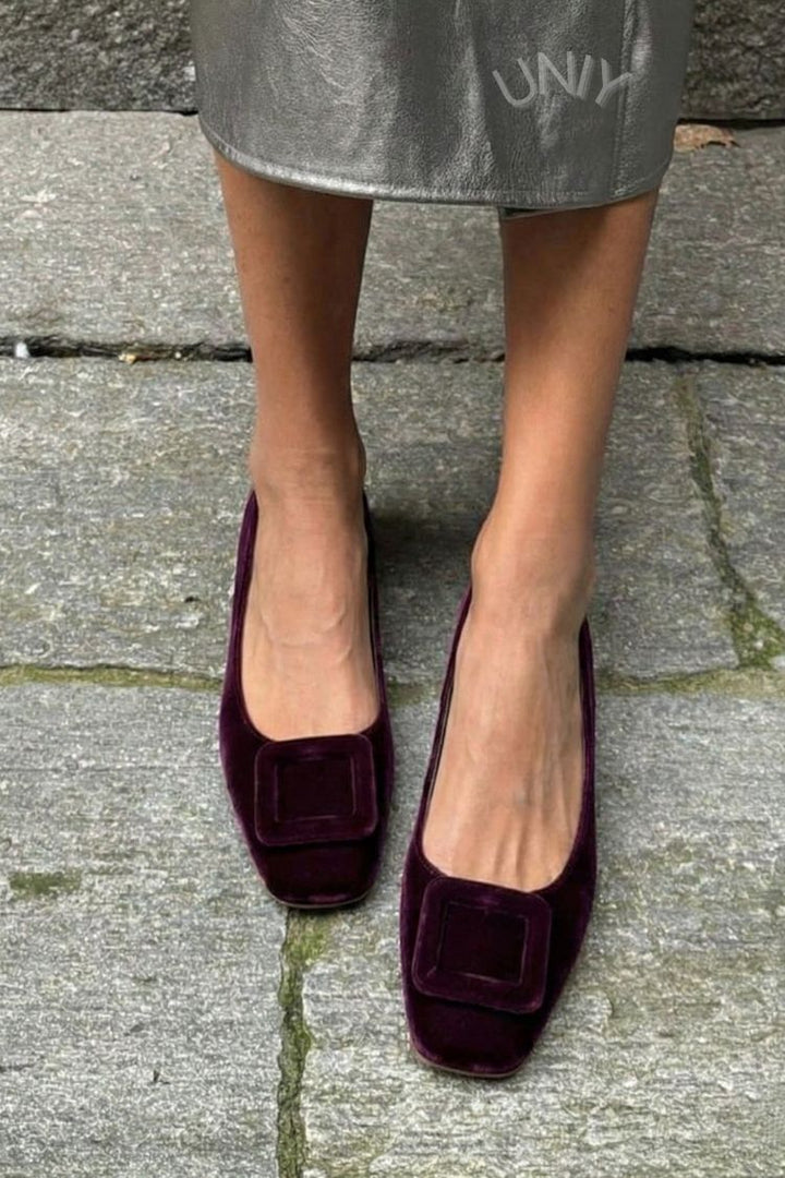 Ballerinas mit quadratischer Spitze aus Samt mit Schnalle