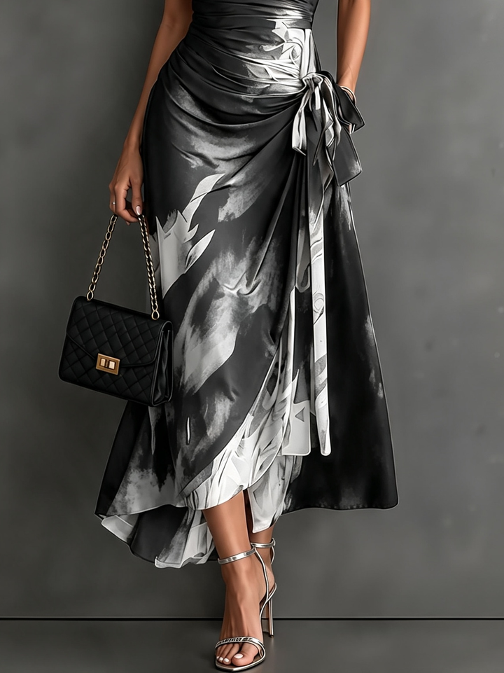 Carlotta | Midi-Wickelkleid in abstraktem Druck, Schwarz und Weiß