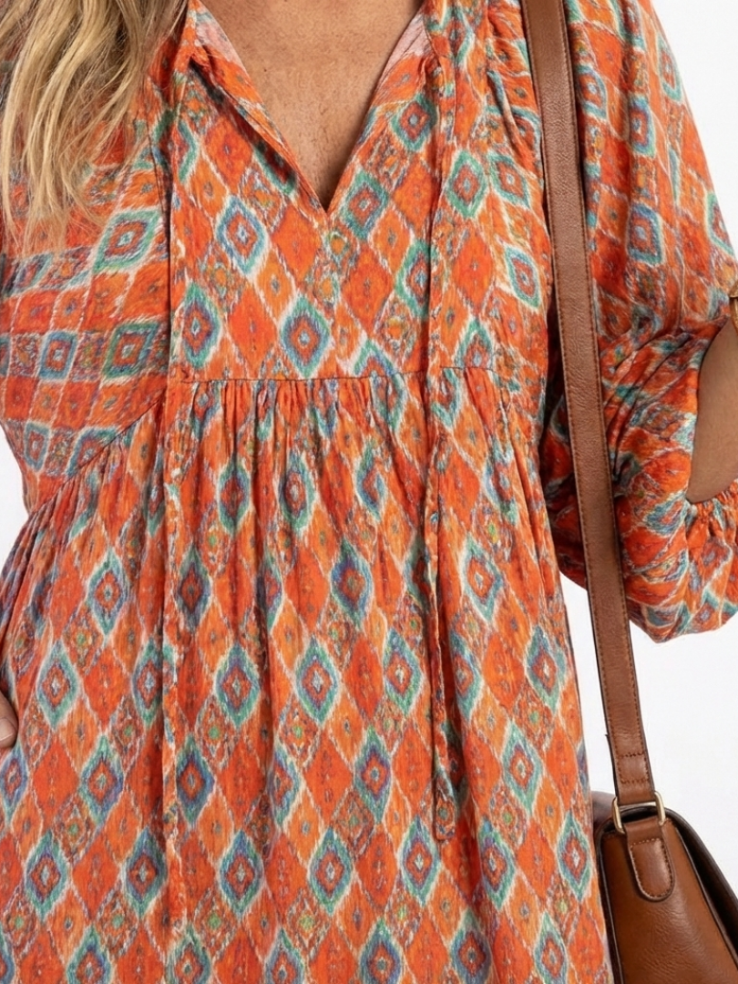 Amara | Midikleid mit V-Ausschnitt, geometrischem Druck und Volants