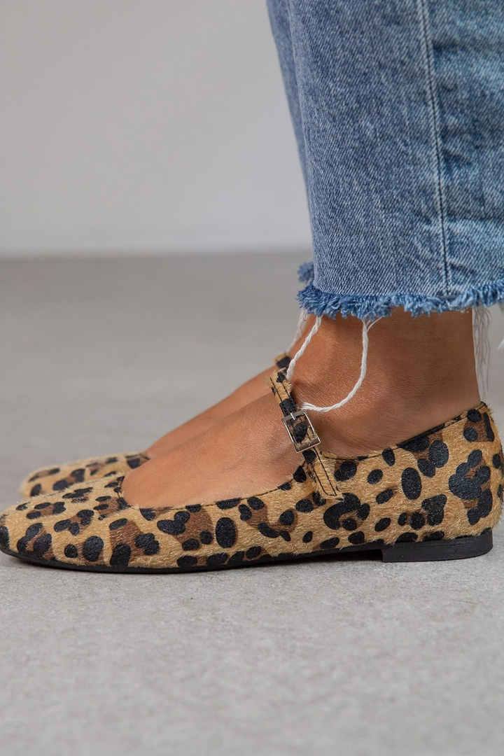 Ballerinas mit Leopardenmuster und verstellbarem Riemen