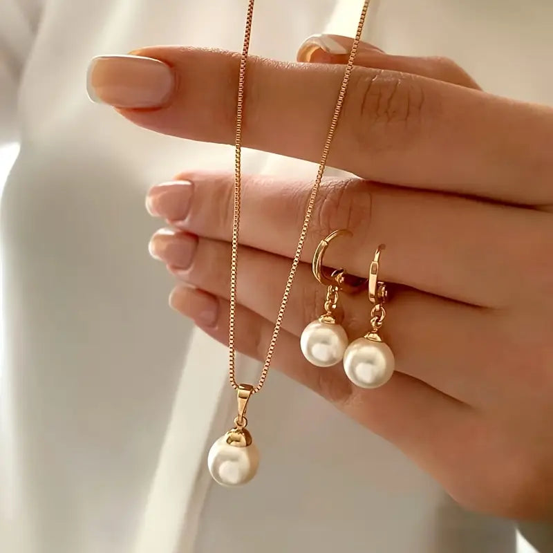 Set aus eleganter und graziler Halskette mit Perlen