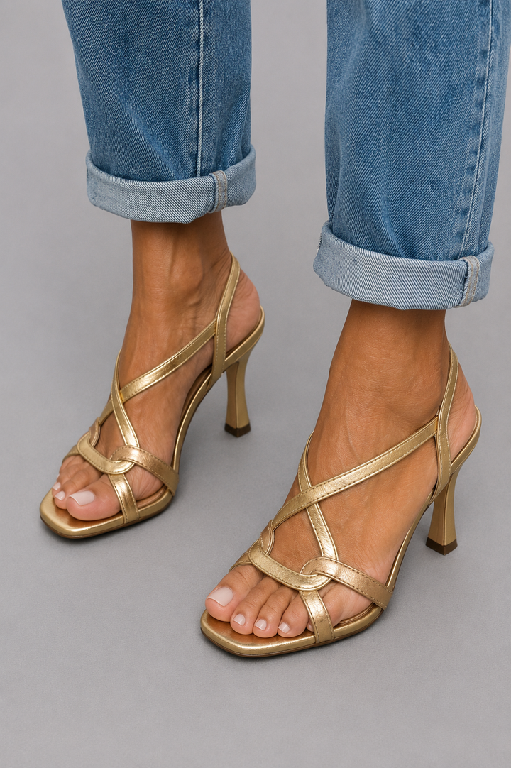 Cassie | Goldene Absätze mit Sommer-Charme