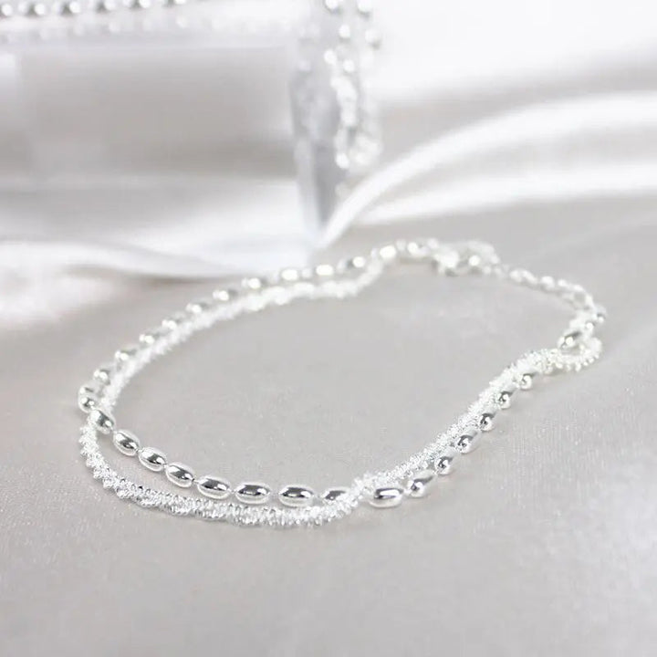 Elegantes Set aus Silberarmbändern mit Zirkonia-Steinen
