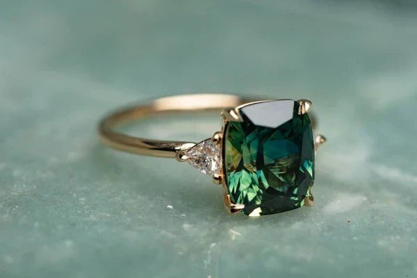 Goldring mit Stein im Vintage-Stil