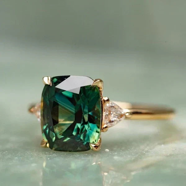 Goldring mit Stein im Vintage-Stil