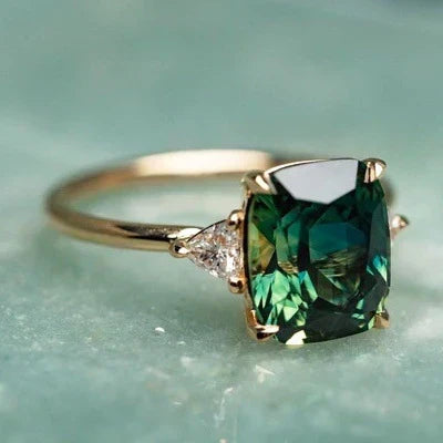 Goldring mit Stein im Vintage-Stil