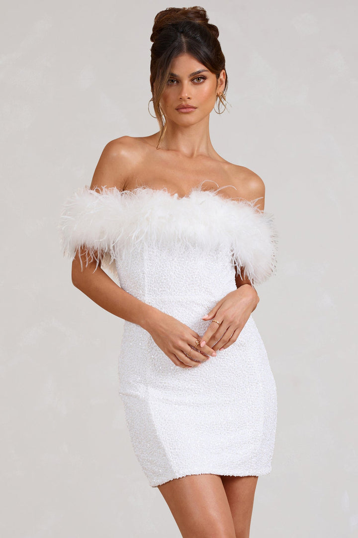 Funkelndes Kleid mit Federn