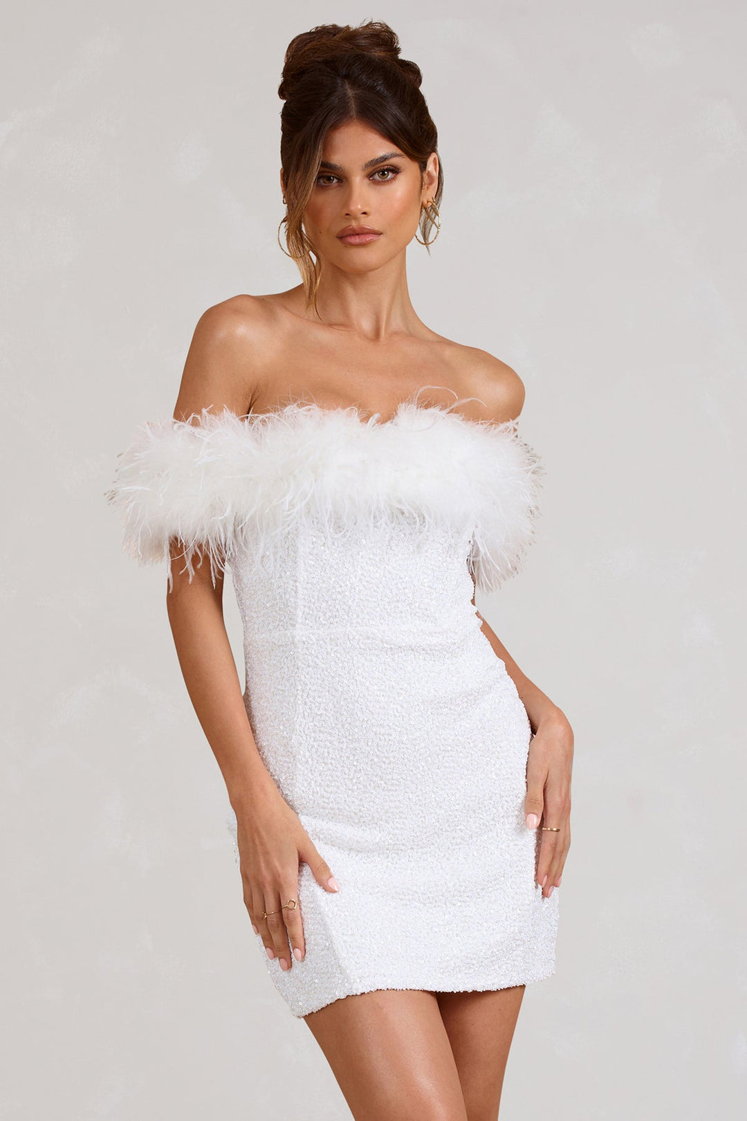 Funkelndes Kleid mit Federn