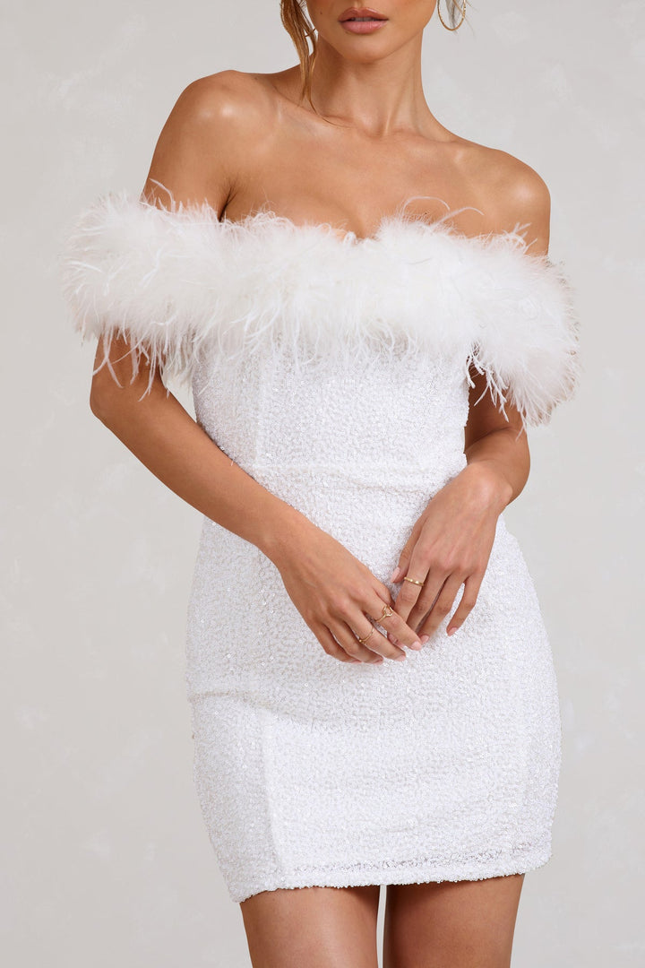 Funkelndes Kleid mit Federn