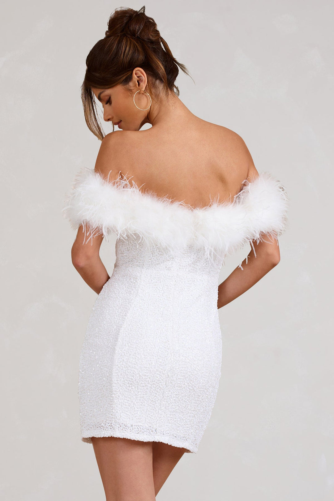 Funkelndes Kleid mit Federn