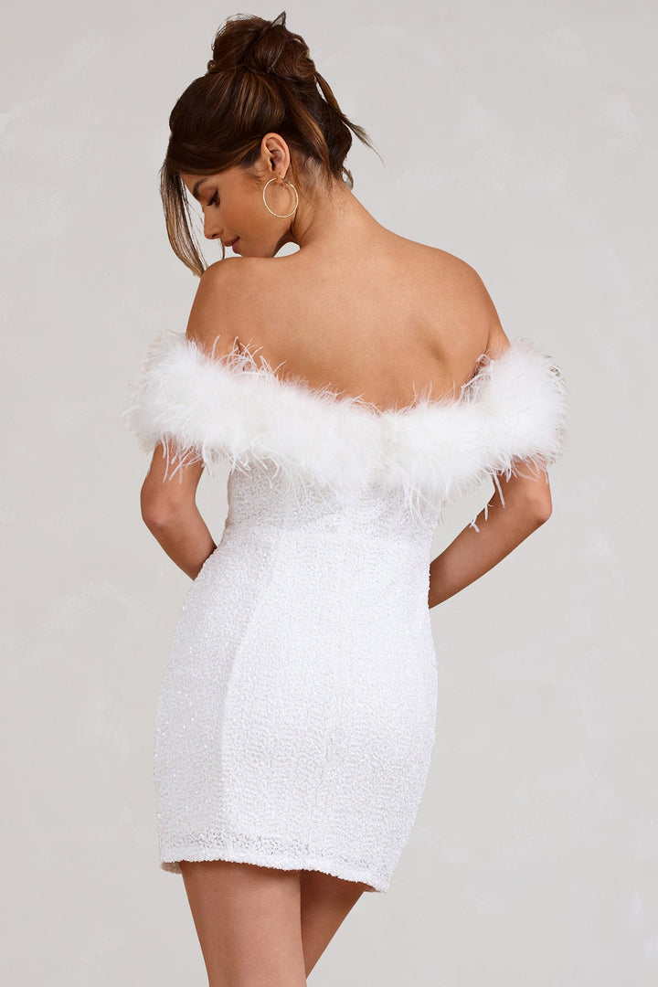 Funkelndes Kleid mit Federn