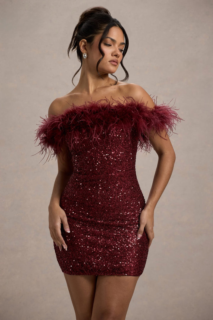 Funkelndes Kleid mit Federn