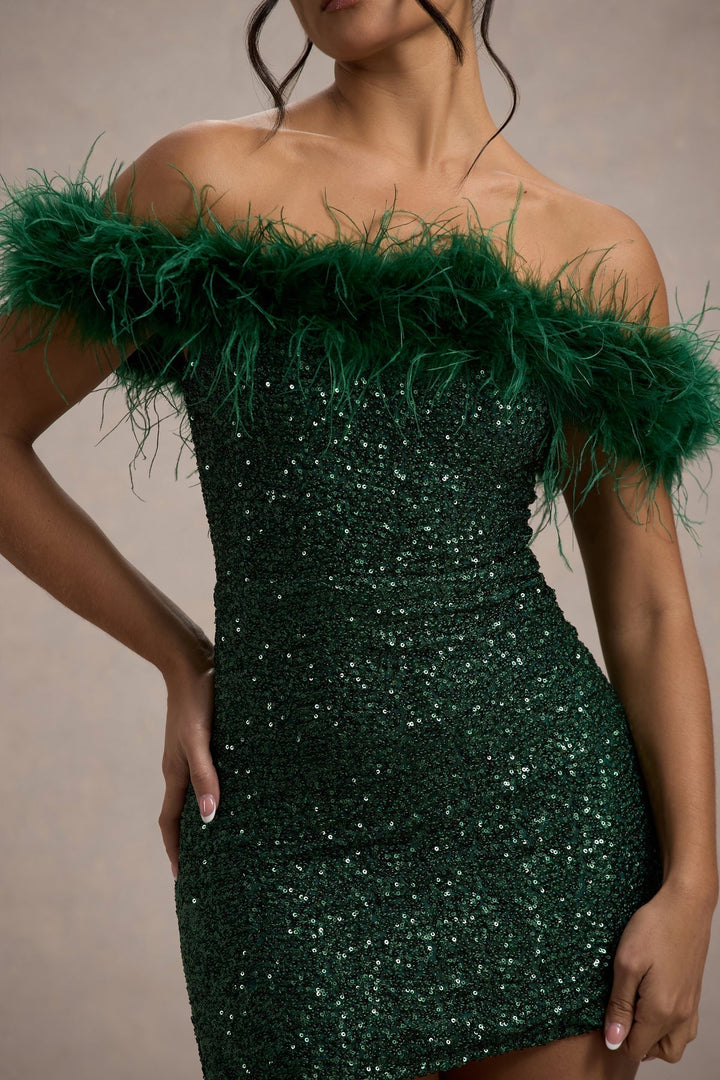 Funkelndes Kleid mit Federn