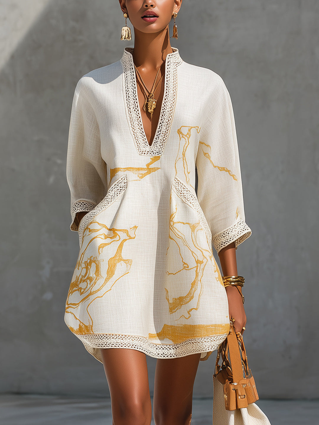 Aliénor | Elfenbein Mini-Kleid mit goldenem Häkelspitzen-Design und V-Ausschnitt