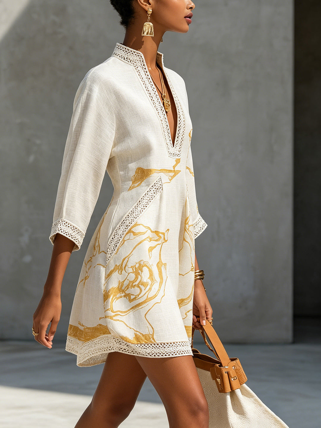 Aliénor | Elfenbein Mini-Kleid mit goldenem Häkelspitzen-Design und V-Ausschnitt