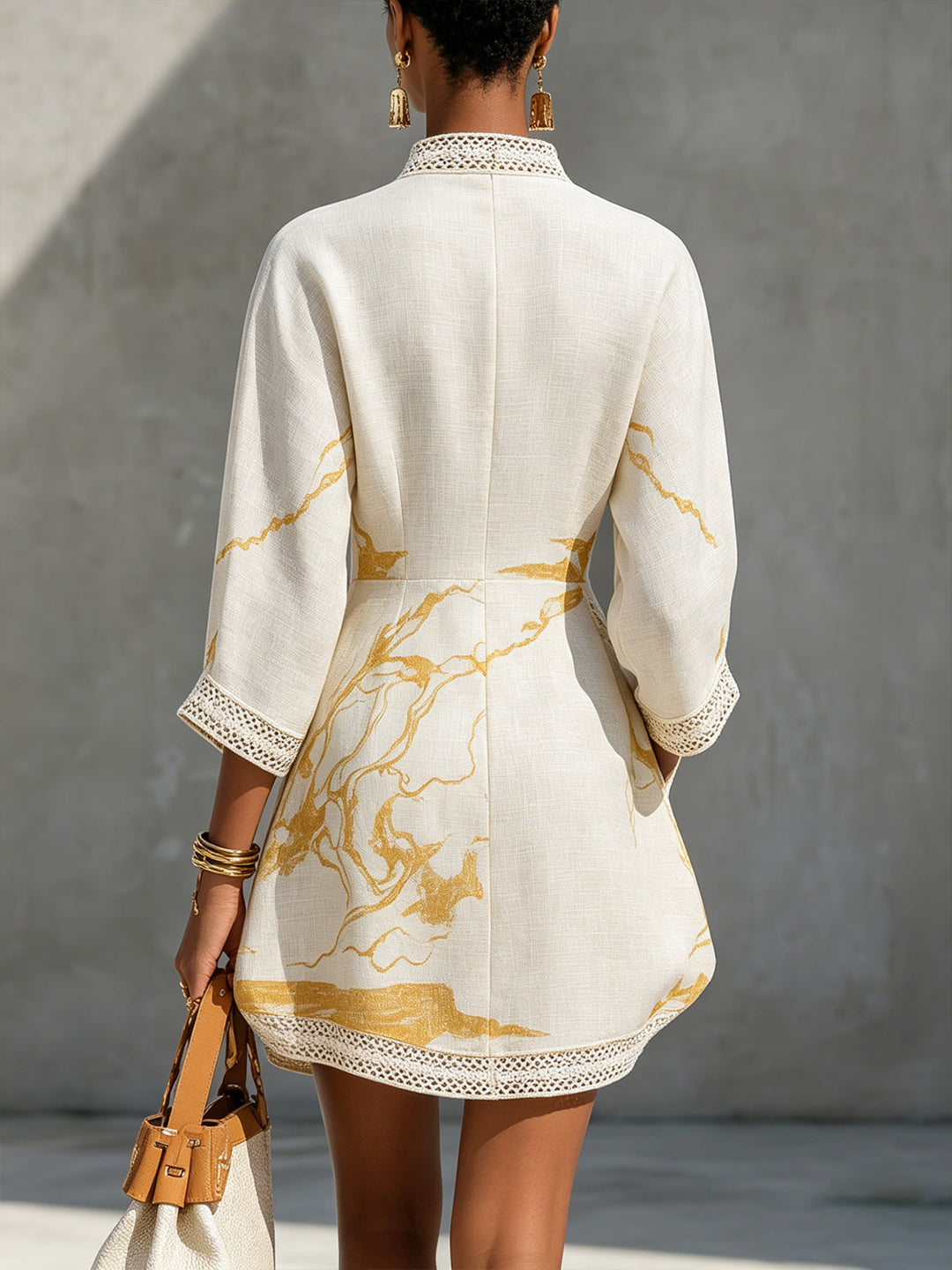Aliénor | Elfenbein Mini-Kleid mit goldenem Häkelspitzen-Design und V-Ausschnitt