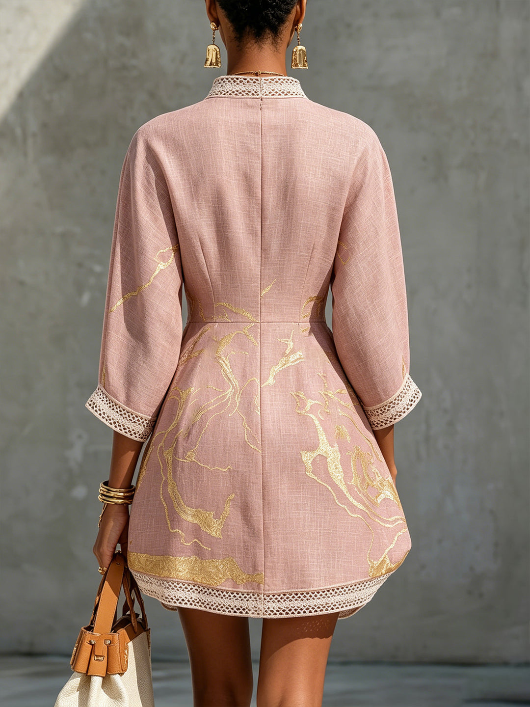 Ninon | Pinke gehäkelte Spitzen-Minikleid mit goldenen Akzenten und V-Ausschnitt