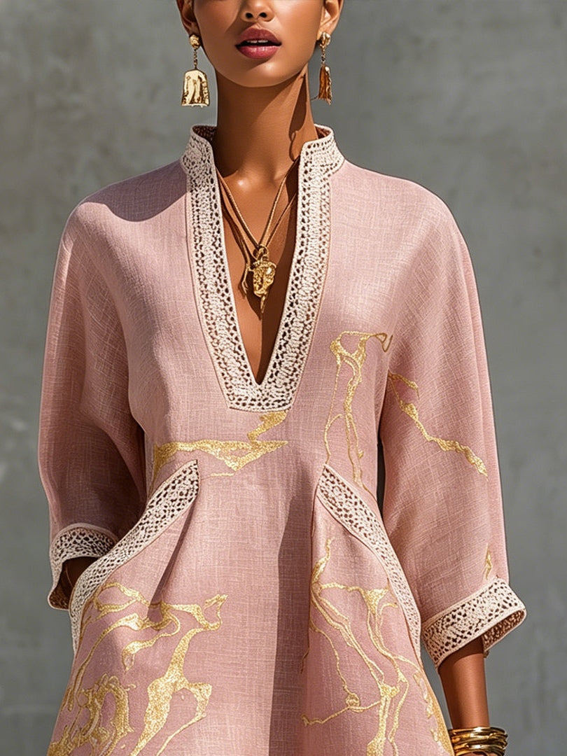 Ninon | Pinke gehäkelte Spitzen-Minikleid mit goldenen Akzenten und V-Ausschnitt