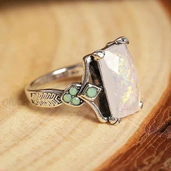 Silberring mit Vintage-Weißen Opal