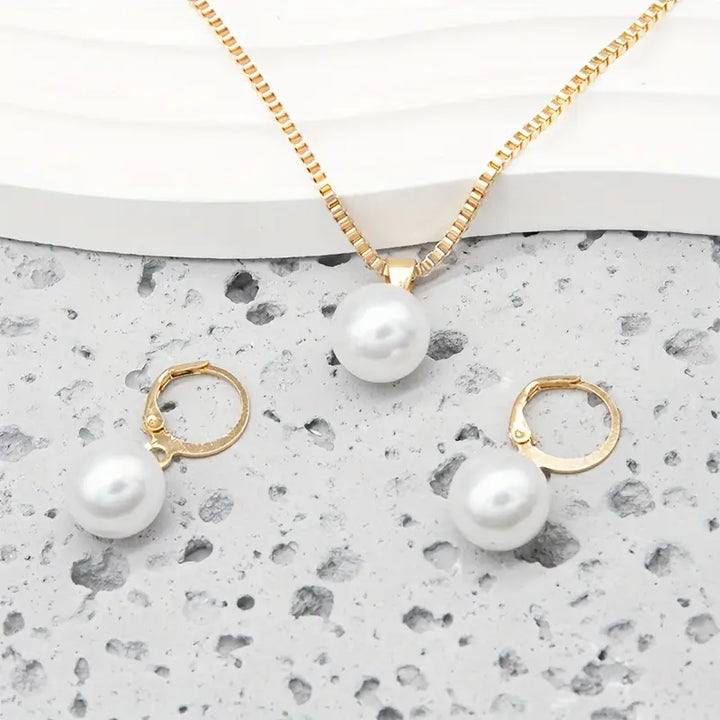 Set aus eleganter und graziler Halskette mit Perlen