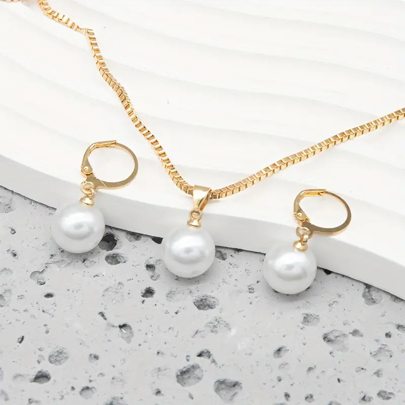 Set aus eleganter und graziler Halskette mit Perlen
