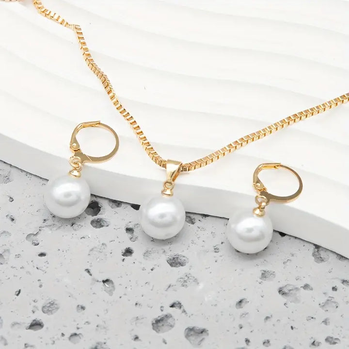 Set aus eleganter und graziler Halskette mit Perlen