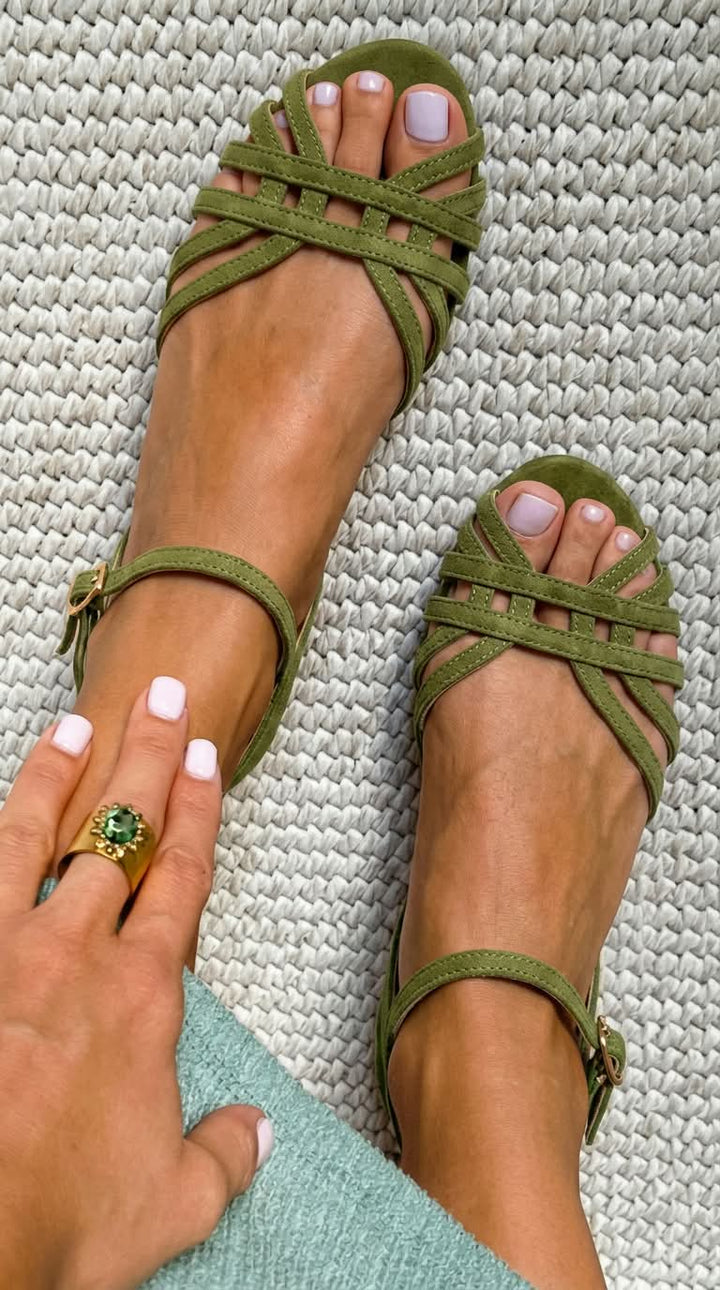 Niedrige Wildledersandalen aus Leder mit Knöchelriemen und mehreren Riemen
