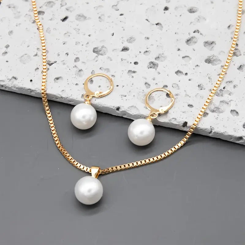 Set aus eleganter und graziler Halskette mit Perlen