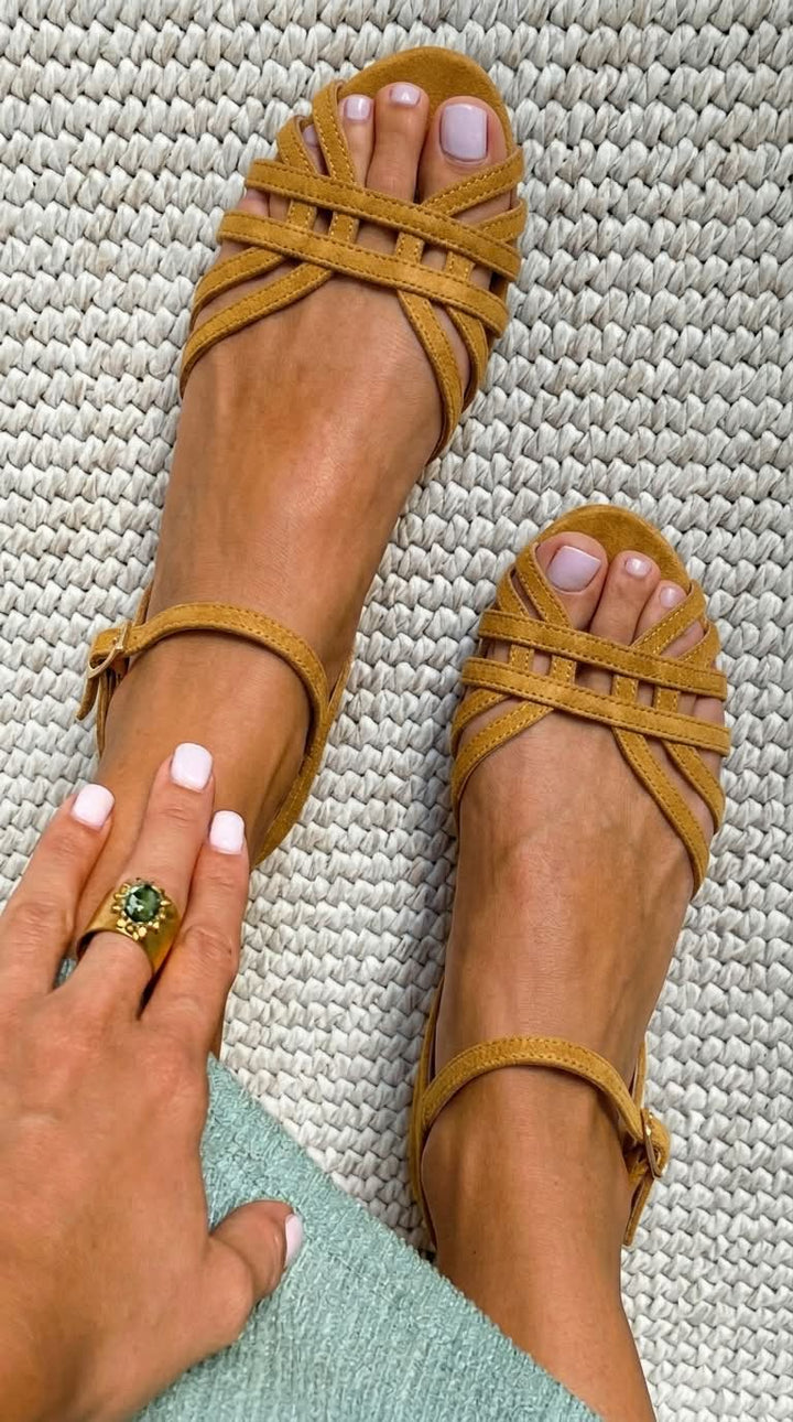 Niedrige Wildledersandalen aus Leder mit Knöchelriemen und mehreren Riemen
