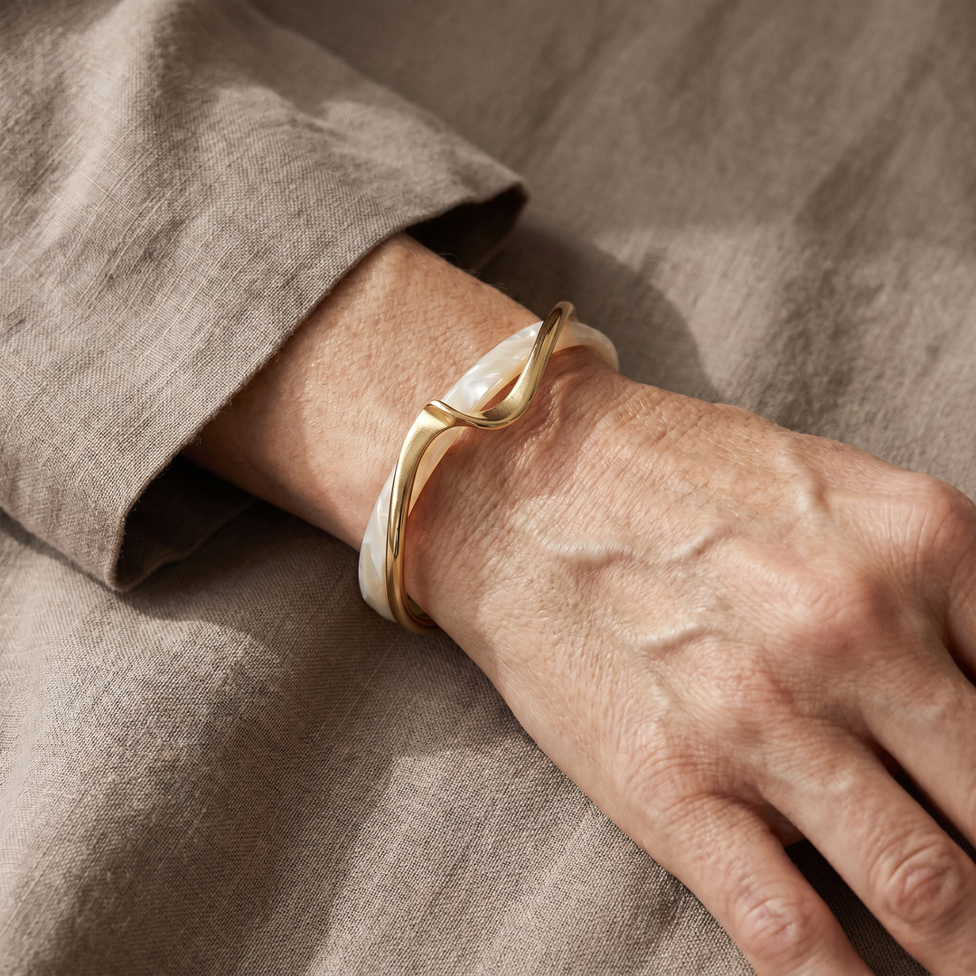 Elegantes Goldarmband mit Weißopal