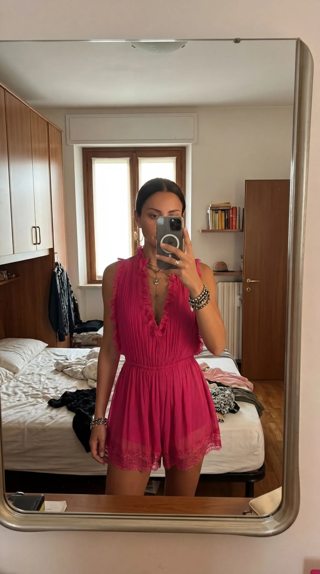 Faltender Chiffon-Jumpsuit mit Spitze und Rüschen in Fuchsia